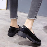 Round toe Cross-tied Slip-On